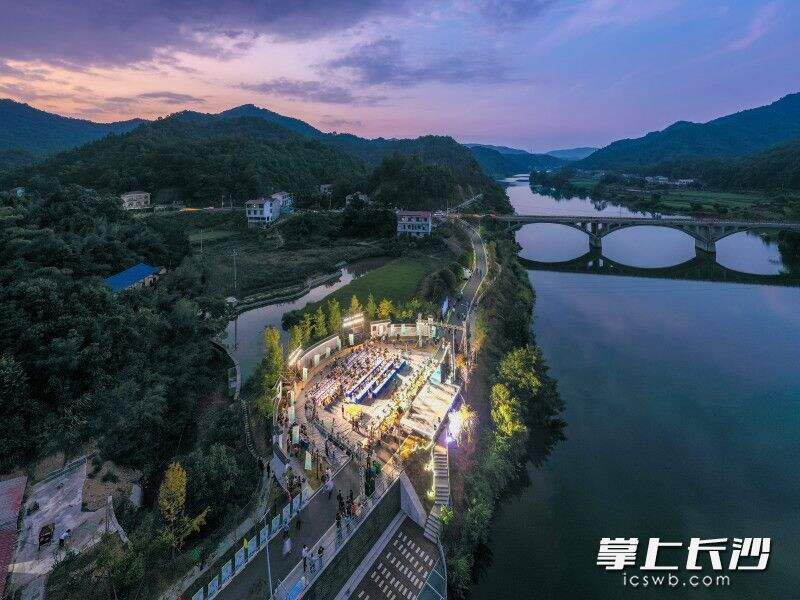 9月2日晚，高坪“农家厨王争霸赛”决赛在浏阳河双江口文化公园举行。均为长沙晚报全媒体记者 陈飞 摄