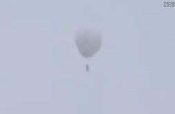 “坐氢气球打松塔飘走”工人已找到 画面曝光看着很危险！