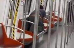 杭州一男子地铁内跪地学狗叫 到处乱爬吓坏不少乘客