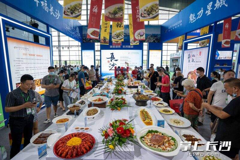 2021食餐会上，长沙展区的各色经典湘菜引来众多观众打卡。（资料图片）
