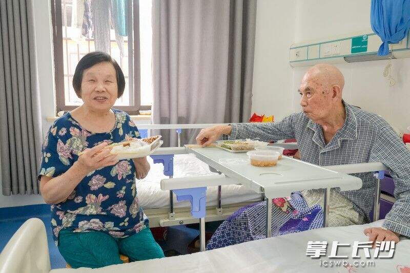 井巷社区升级了康雅养护中心，让老年人在家门口享受“一揽子”养老服务。