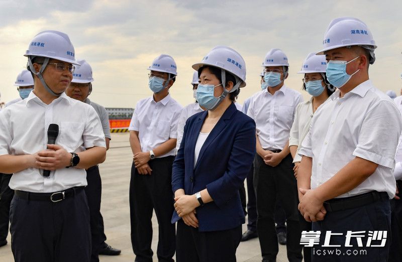 吴桂英在长沙港铜官港区了解临港经济发展情况。