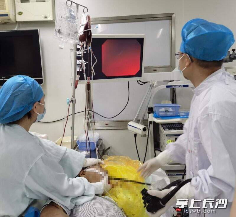 湖南省人民医院消化内科一病区医生在内镜下对朱先生进行治疗。均为长沙晚报通讯员 李进 供图