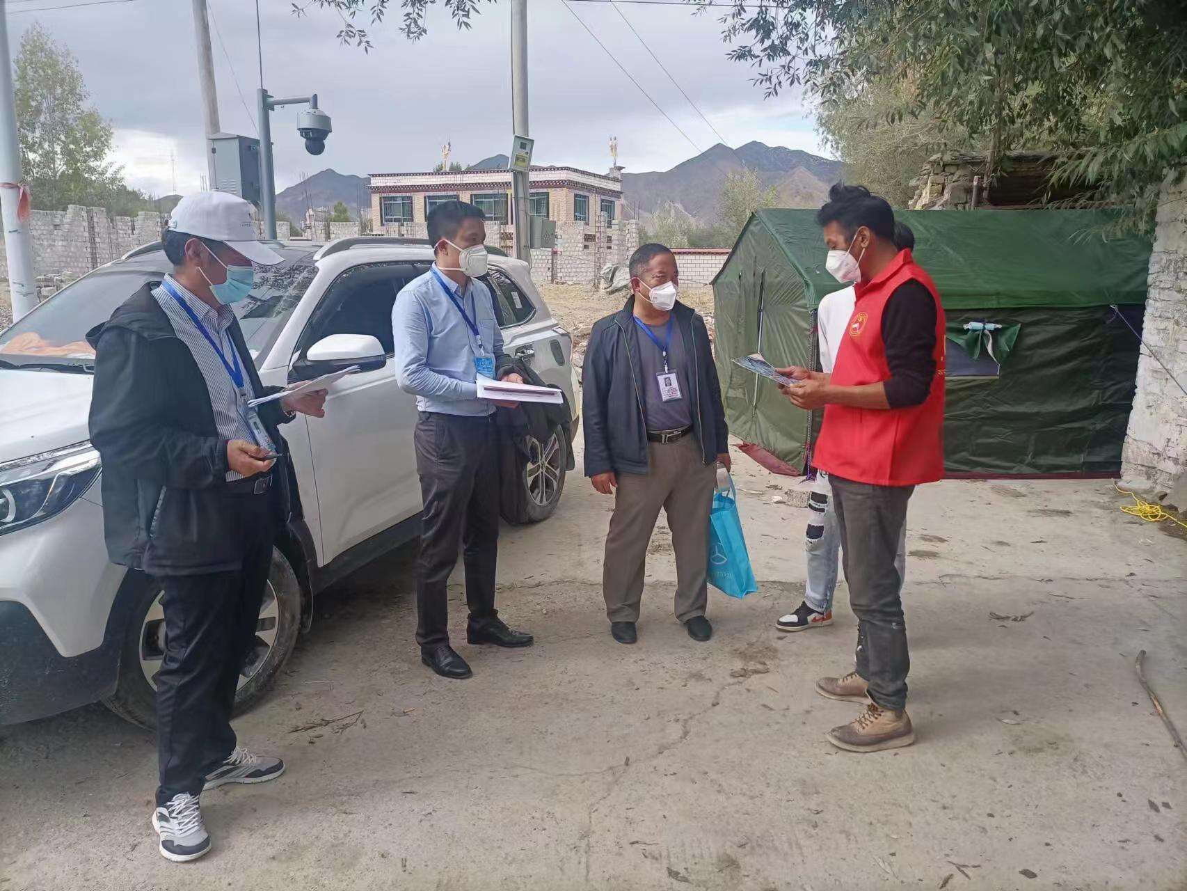 长沙援藏工作队员肖峻（左二）与当地领导干部在抗疫一线进行督导。