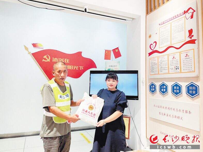 金桂社区为环卫工人送上防暑降温礼包。