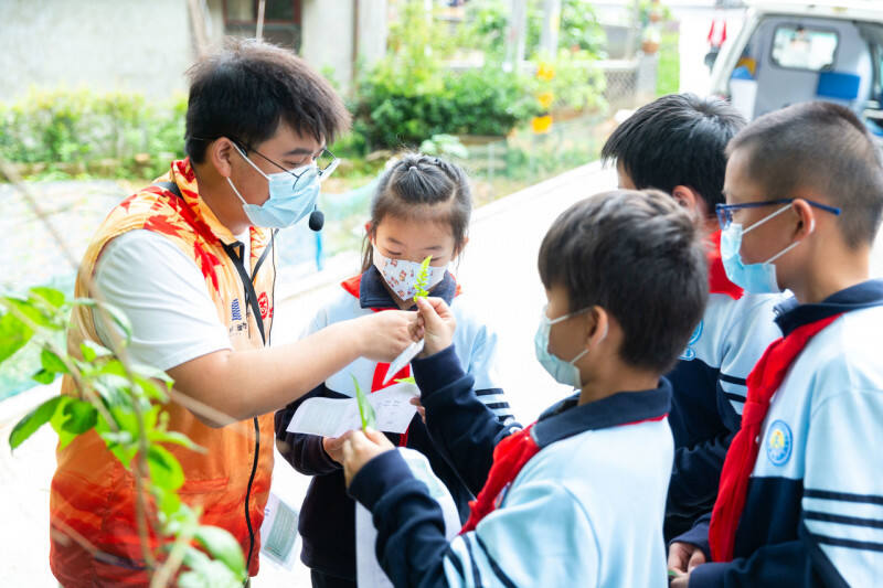 志愿者教孩子们观察自然。