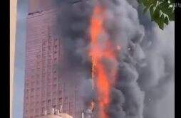 长沙数十层楼体燃烧剧烈 目击者发声称浓烟升起很可怕