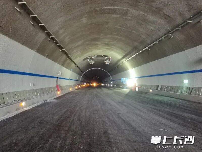 9月18日，金阳大道道吾山隧道左洞，最后一段沥青摊铺完成。