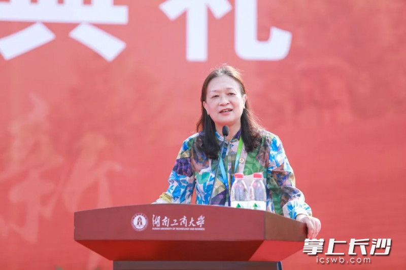 湖南工商大学党委书记、中国工程院院士陈晓红以“在顽强奋斗中成长为时代先锋”勉励师生。