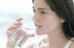早起后喝水大量的细菌会进入体内？ 早起怎样喝水才有利于健康