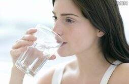 早起后喝水大量的细菌会进入体内？早起怎样喝水才有利于健康呢