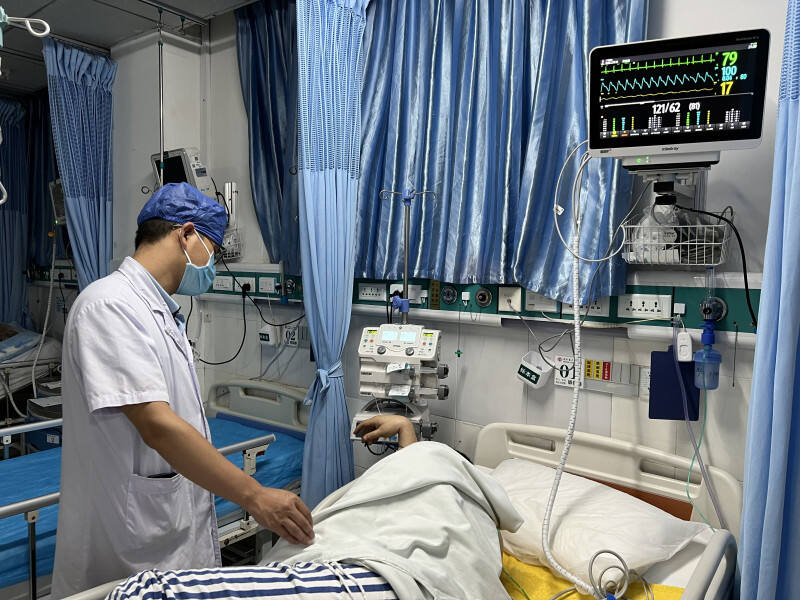 医务人员查看患者情况。长沙晚报通讯员 谭俊彩 李敏 供图