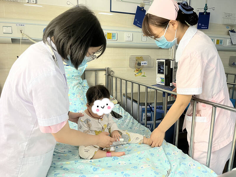 经过及时救治，小宝宝各项指标回复正常，医护人员在病房了解患儿情况。长沙晚报通讯员 张璋 摄
