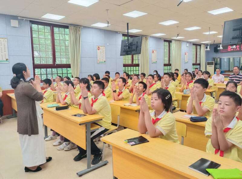 李沅翀老师和同学们一起互动。