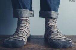 穿袜子睡觉的人身体会怎么样？ 为啥有人睡觉爱把脚伸到被外呢