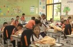南京一小学让孩子躺着午睡 一套要1000多元