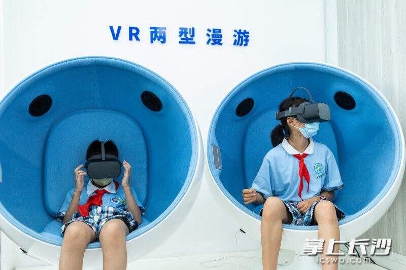 “绿心体验官”进行VR两型漫游。