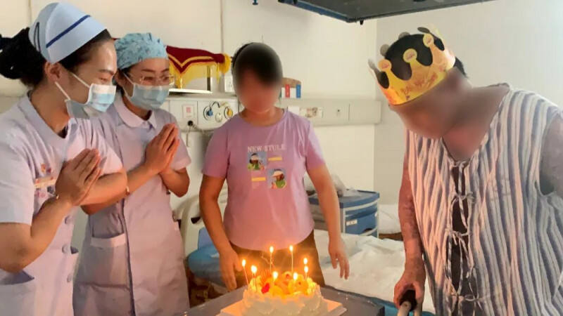 医护人员为进入康复期的刘先生庆祝39岁生日。医院 供图