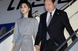 被韩国第一夫人美到了穿灰色大衣秀出天鹅颈 真看不出有50岁
