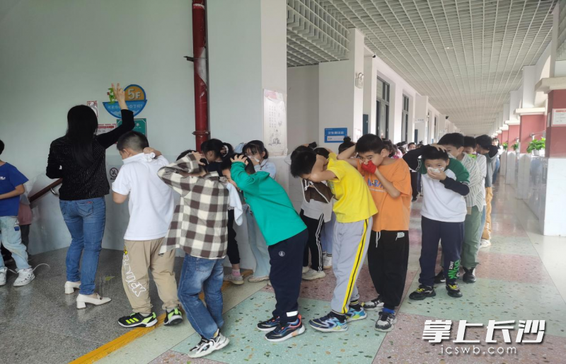 23日，开福区清水塘江湾小学组织了一次消防应急疏散演练。图片均为长沙晚报全媒体记者 贺文兵 摄