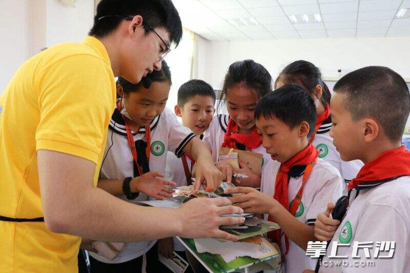 “龙犬盘瓠”系列绘本品读会在沱江镇第一小学、沱江镇第二小学举行。