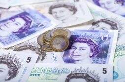 英国货币改换查尔斯国王头像 英镑暴跌至五十年新低