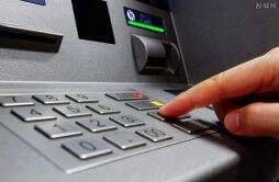 男子ATM存钱忘点确认1万元被偷 以为钱存进去了