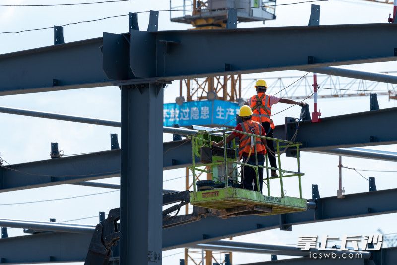 今年国庆长假，德赛电池储能电芯项目1250名建设者如往常一样坚守岗位，紧抓施工不松懈。长沙晚报全媒体记者 周数邑 摄