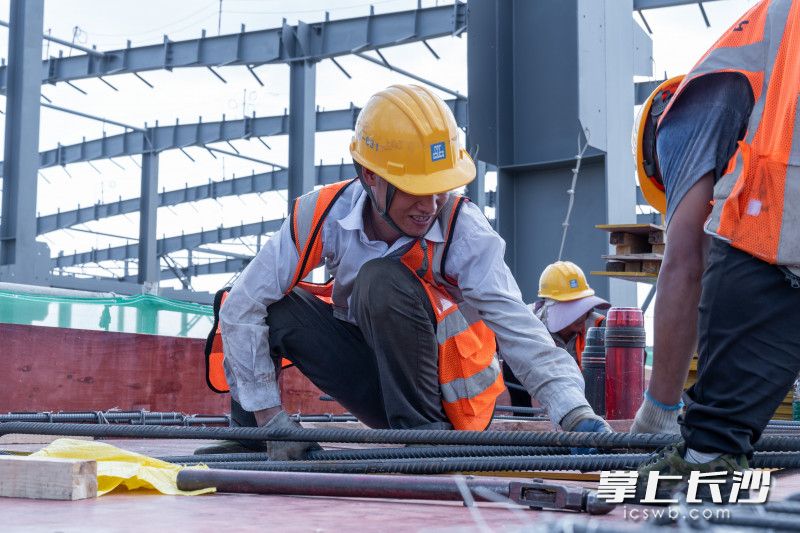 国庆佳节，在望城经开区德赛电池储能电芯项目施工现场，建设者任然坚守一线，用劳动为祖国生日献礼。长沙晚报全媒体记者 周数邑 摄