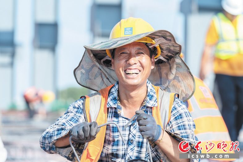 国庆假期，在望城经开区德赛电池储能电芯项目施工现场，有一千多名工人坚守奋战。长沙晚报全媒体记者 周数邑 摄