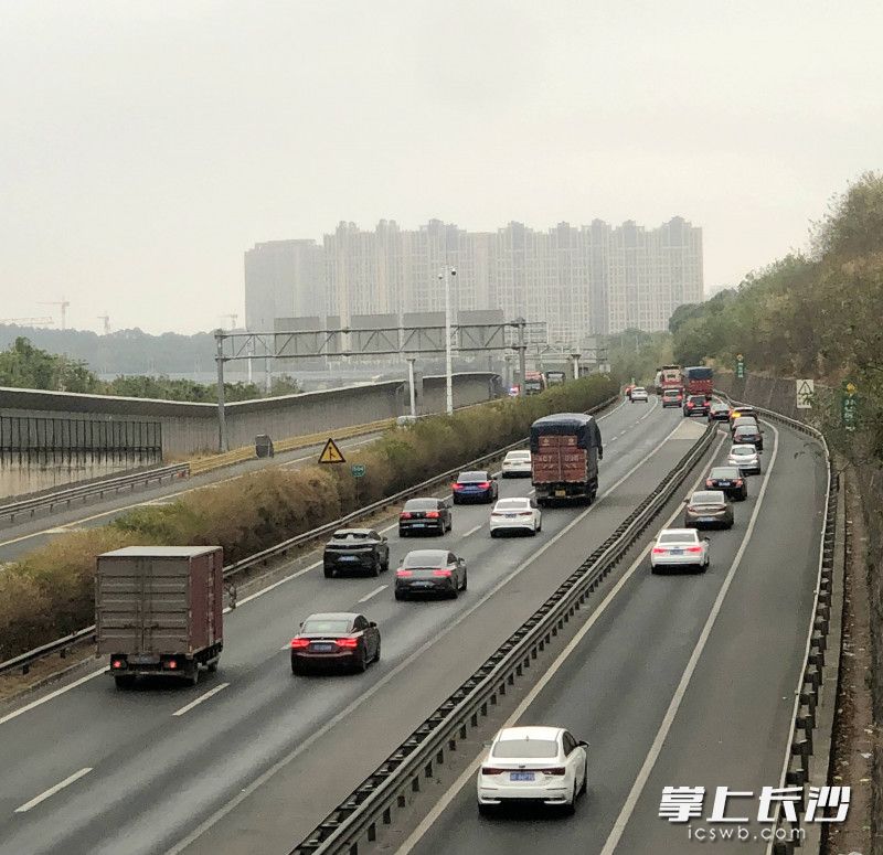 10月5日16时许，京港澳高速雨花收费站以南路段双向车流量较大。长沙晚报全媒体记者 刘琦 摄