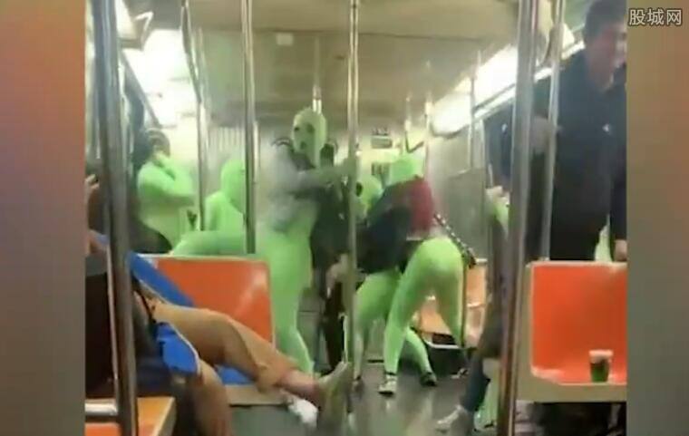 女子地铁上抢劫