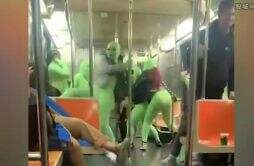 纽约多名绿色连体衣女子地铁上抢劫 拳打脚踢过后抢走随身物品