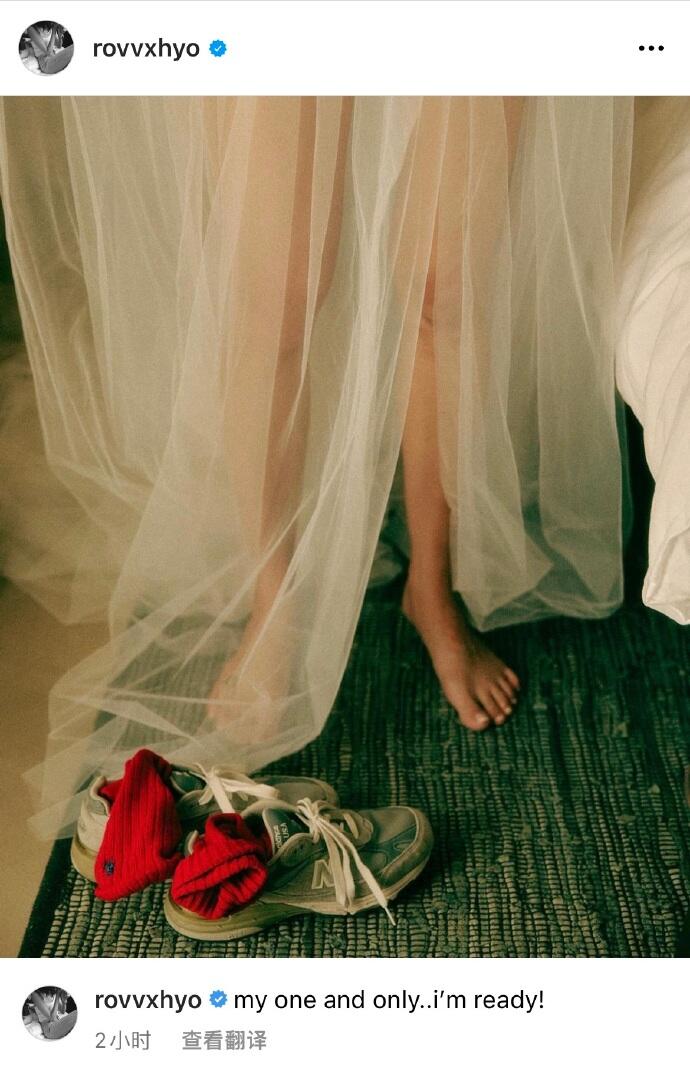 孔晓振晒婚礼前试穿婚纱照片红袜配运动鞋引猜测
