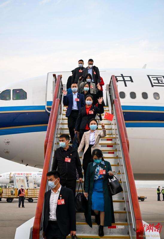 代表们走下舷梯。以上图片均由湖南日报全媒体记者 唐俊 摄