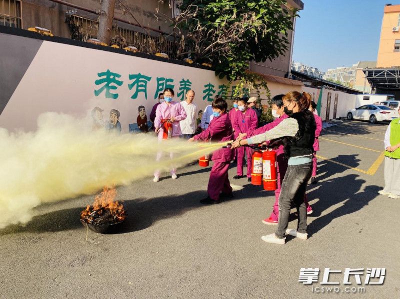 桂花坪街道普亲养老院开展消防安全应急演练活动。长沙晚报全媒体记者 王斌 摄