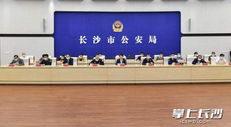 来到市公安局，吴桂英在市联勤值守指挥中心督导工作，并看望慰问专班工作人员。