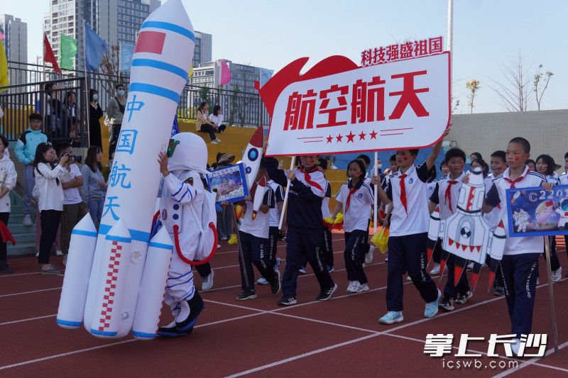 麓山国际洋湖实验学校第二届校园体育文化节开幕式将科技元素与运动相融合。均为通讯员 陈敏 摄