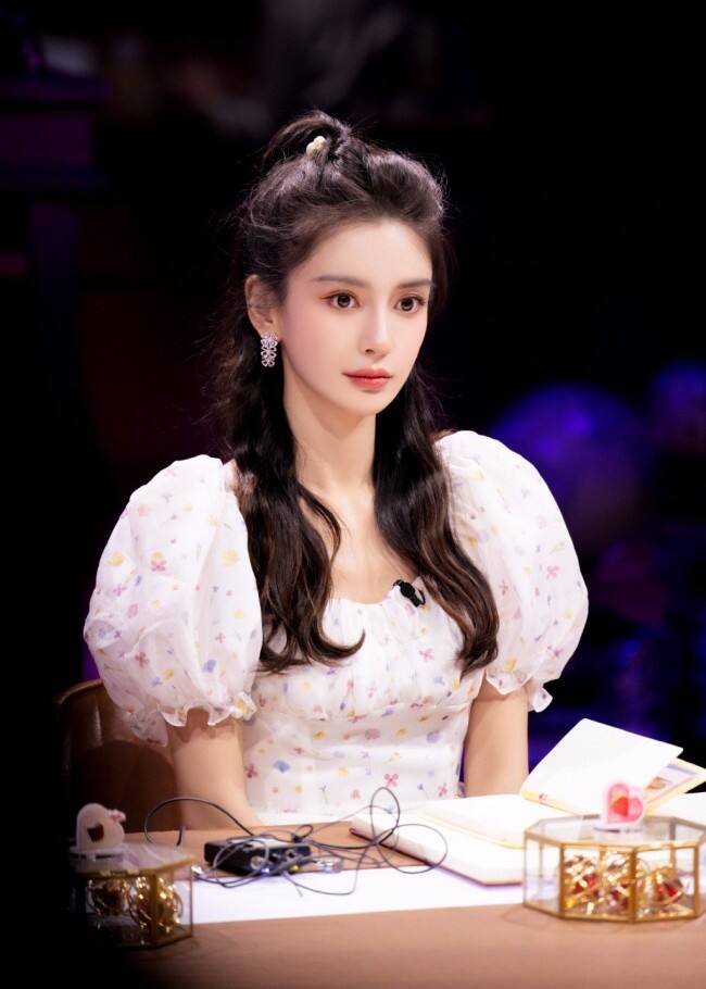 33岁杨颖半扎发青春活力 穿白裙甜笑似公主