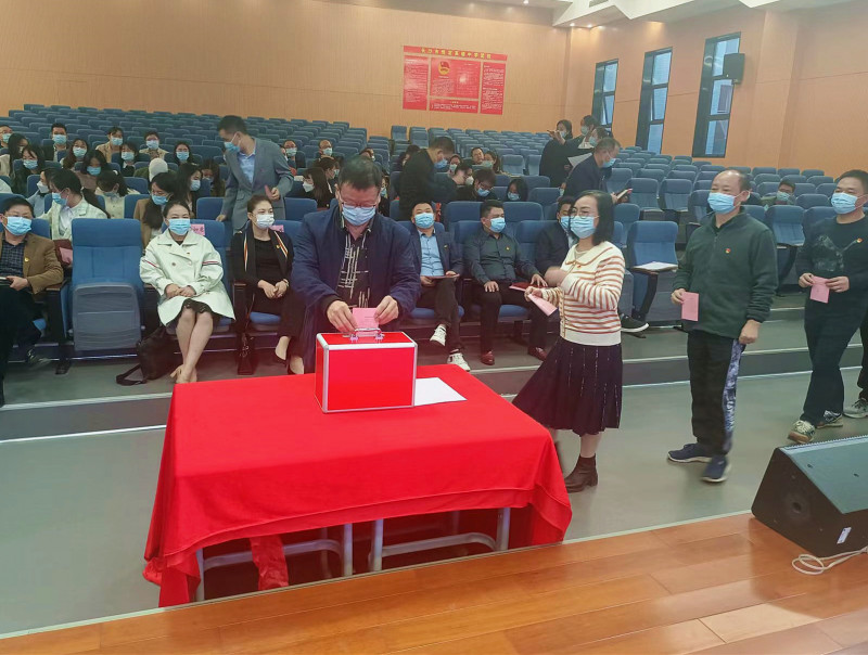 会上，恒定中学全体党员无记名投票补选支部委员。均为长沙晚报全媒体记者 陈良 摄