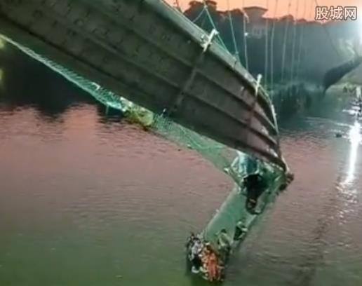 印度吊桥倒塌