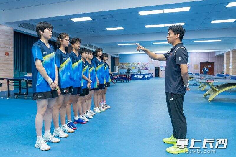 方桂钰教练正在给运动员们安排当天的训练计划。