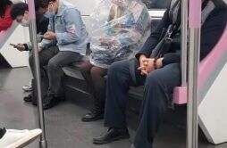 大妈地铁上身体套塑料袋吃香蕉 画风很搞笑是个狠人