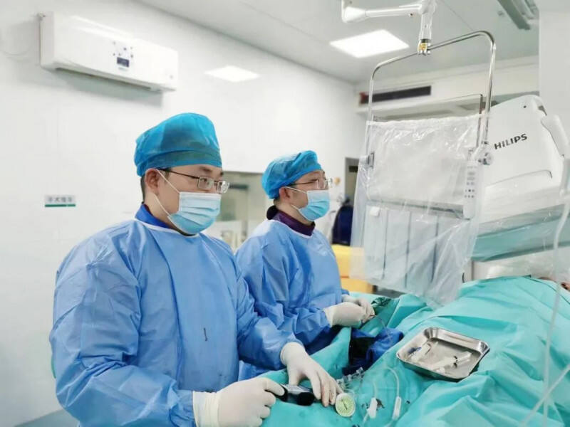 长沙市第一医院心血管内科介入专家团队在紧急抢救急性心梗患者。均为医院供图