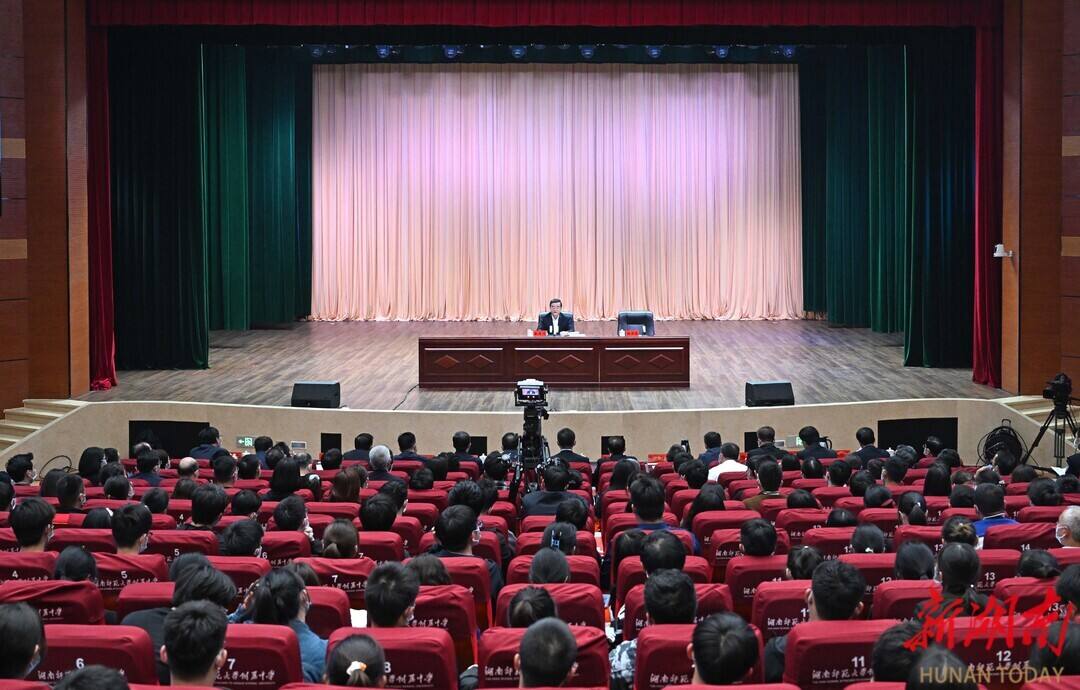 11月4日下午，张庆伟在湖南师范大学宣讲党的二十大精神。