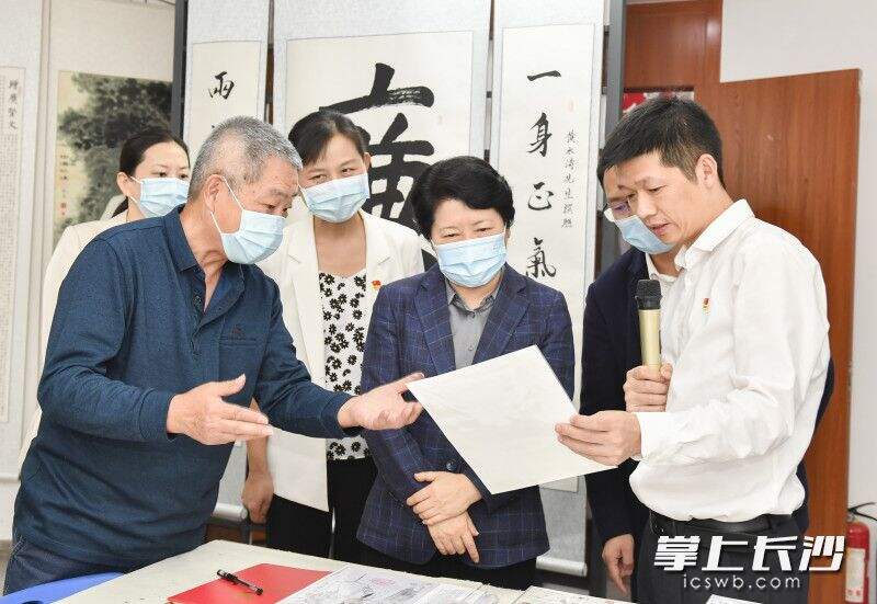 吴桂英与社区老党员交流。