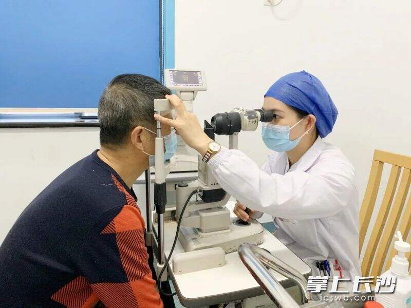 湖南省人民医院眼科一病区医生为患者检查视力。均为长沙晚报通讯员 胡蓉 供图