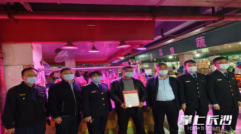 11月16日，长沙市市场监管局相关负责人来到朝阳街道生鲜市场，给两家放心肉销售示范门店正式授牌。长沙晚报通讯员 施晴雯摄