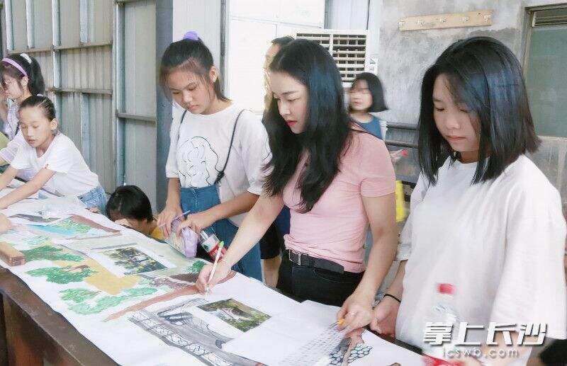 杨伊指导学生创作《美丽白箬》。受访者供图