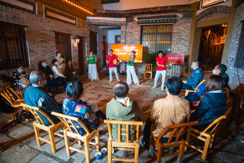 丰泉古井社区居民代表用“三句半”的表演形式，夸赞党带领社区居民群众，为古街老巷带来的新变化、新景象。